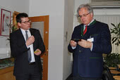 El director general de ept, Thomas Guglhör (a la izquierda), explica al presidente del gobierno regional, Christoph Hillenbrand, los ámbitos de aplicación de los conectores.