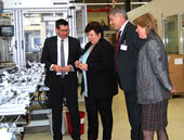 Durante la visita a las instalaciones, la consejera del distrito Andrea Jochner-Weiß pudo observar de cerca un conector ept ya montado. En la imagen, de izquierda a derecha: el director general Thomas Guglhör, la consejera del distrito Andrea Jochner-Weiß, el alcalde Michael Asam y Justina Eibl, jefa de la Unidad de Promoción Económica de la Administración del Distrito de Weilheim.