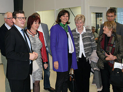 La ministra de Estado de Baviera, Ilse Aigner, visita la empresa ept GmbH