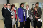 El director general Thomas Guglhör, la consejera regional Maria Rita Zinnecker, la diputada regional Angelika Schorer, la vicepresidenta del Consejo Regional Ursula Lax y el alcalde de Halblech, Johann Gschwill, durante la visita a las instalaciones de ept GmbH en Buching